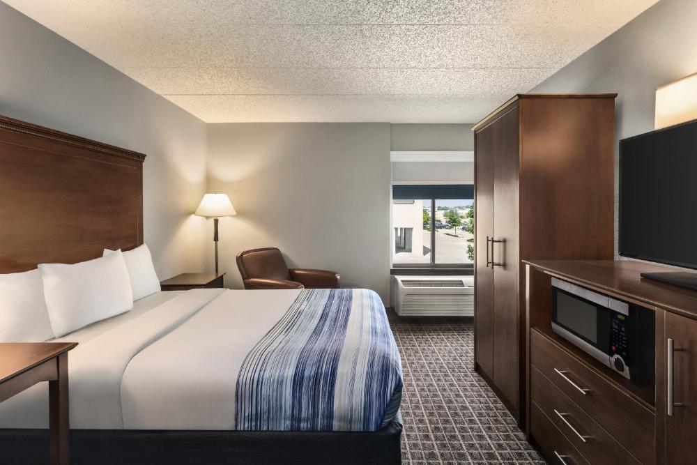Deluxe Queen Room - Mobility Access/Non-Smoking interior